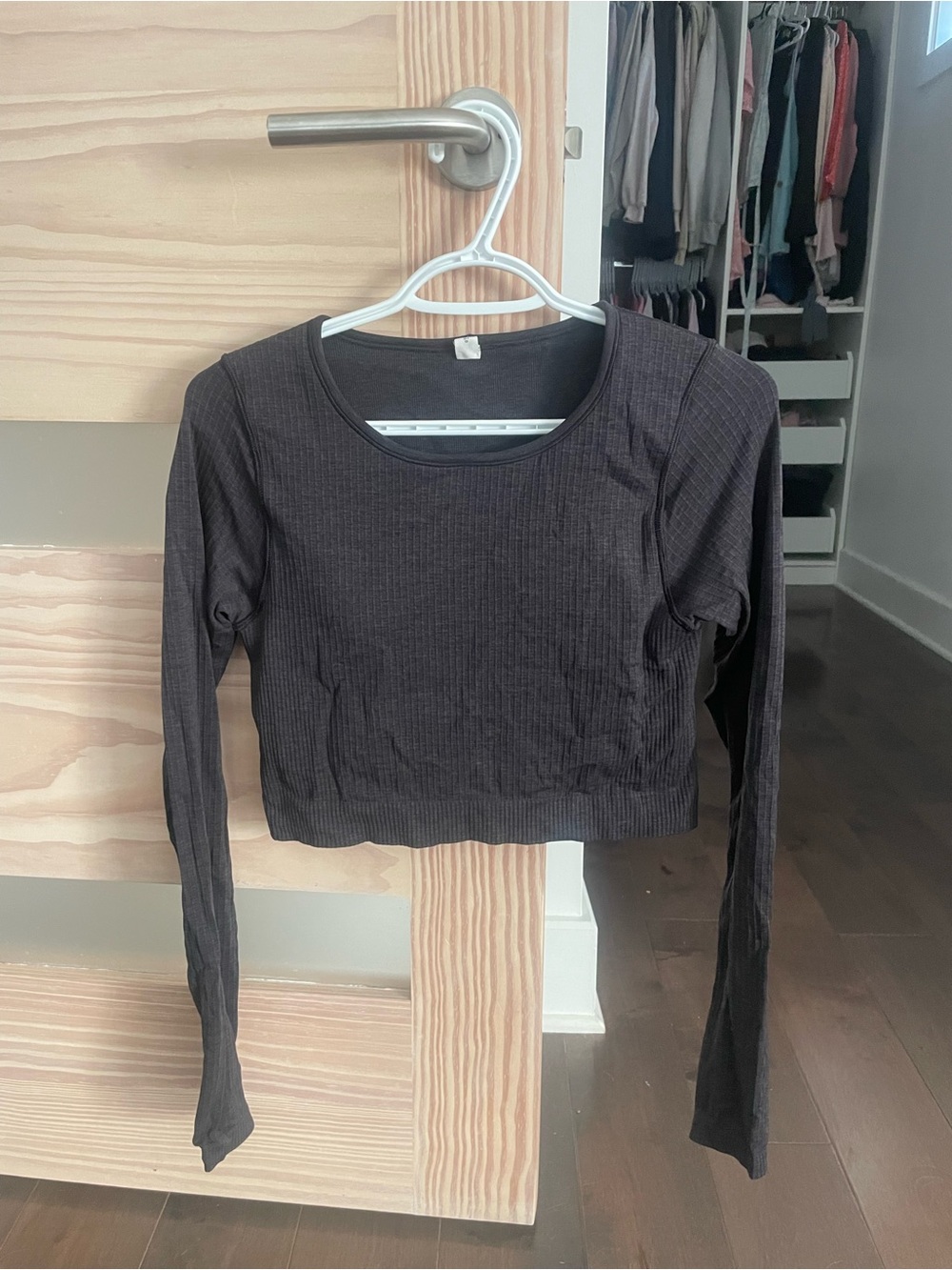 Lululemon Women’s Long Sleeve Ribbed Crop Top - Black - size 8